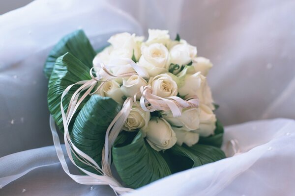 Ramo de novia de rosas pequeñas blancas