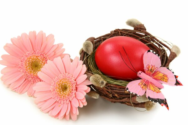 Красное яйцо с розовыми цветами