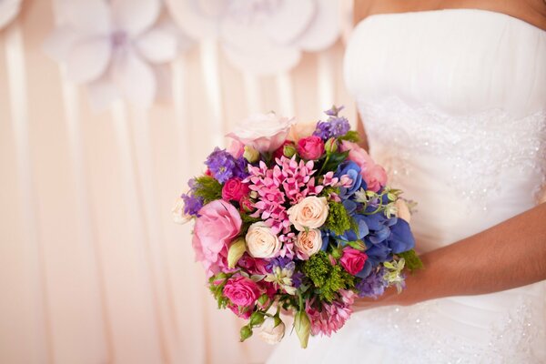 Mariage, petit bouquet mignon dans les mains de la mariée