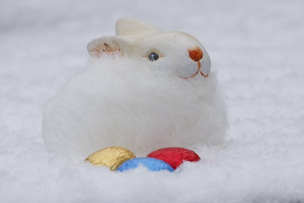 Easter bunny with eggs in the snow