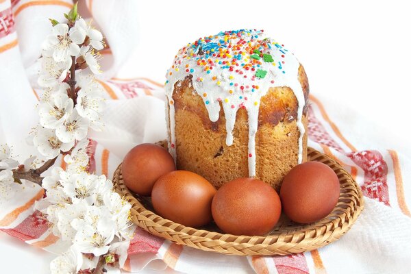 Kuchen mit eigenen Händen zu Ostern. Aprikosenzweig als Dekoration