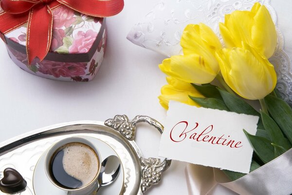 Kaffee und Tulpen am Valentinstag