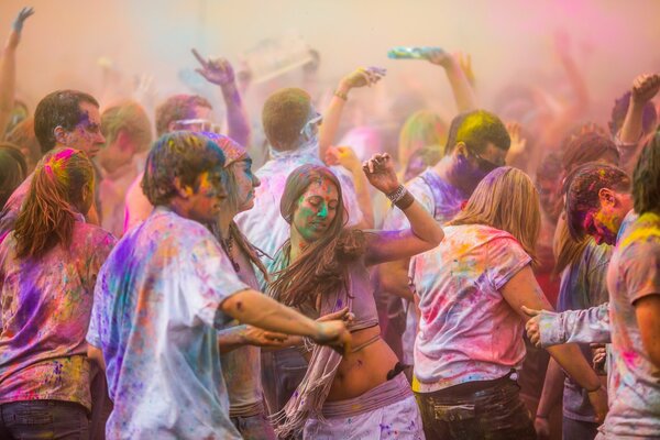 Vacances joyeuses indiennes, où ils sont douchés de couleurs, où règne une humeur joyeuse