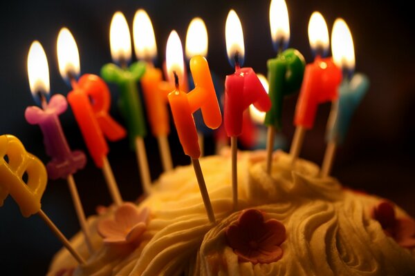 Torta di compleanno con crema e candele