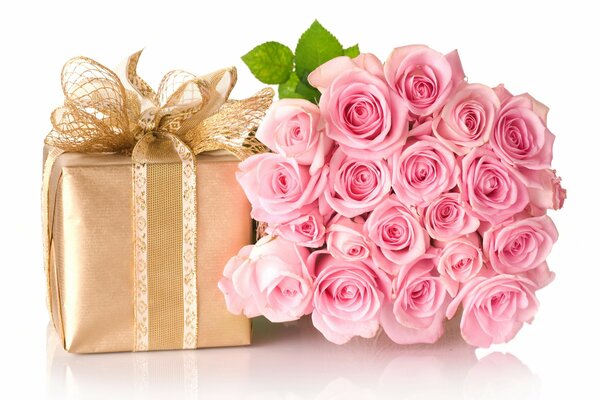 Bouquet de roses roses et cadeau