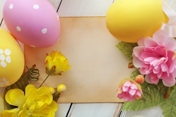 Huevos de Pascua al lado de las flores