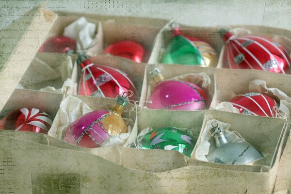 Juguetes de Navidad brillantes en una Caja