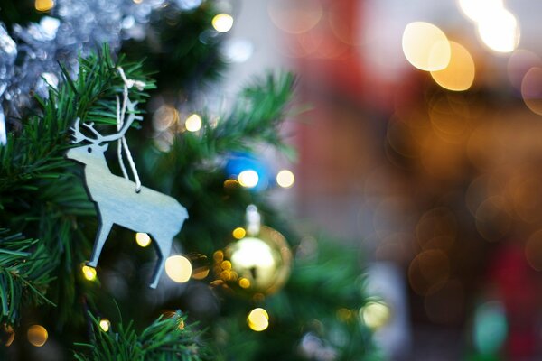 Ciervos de juguete colgando en el árbol de Navidad