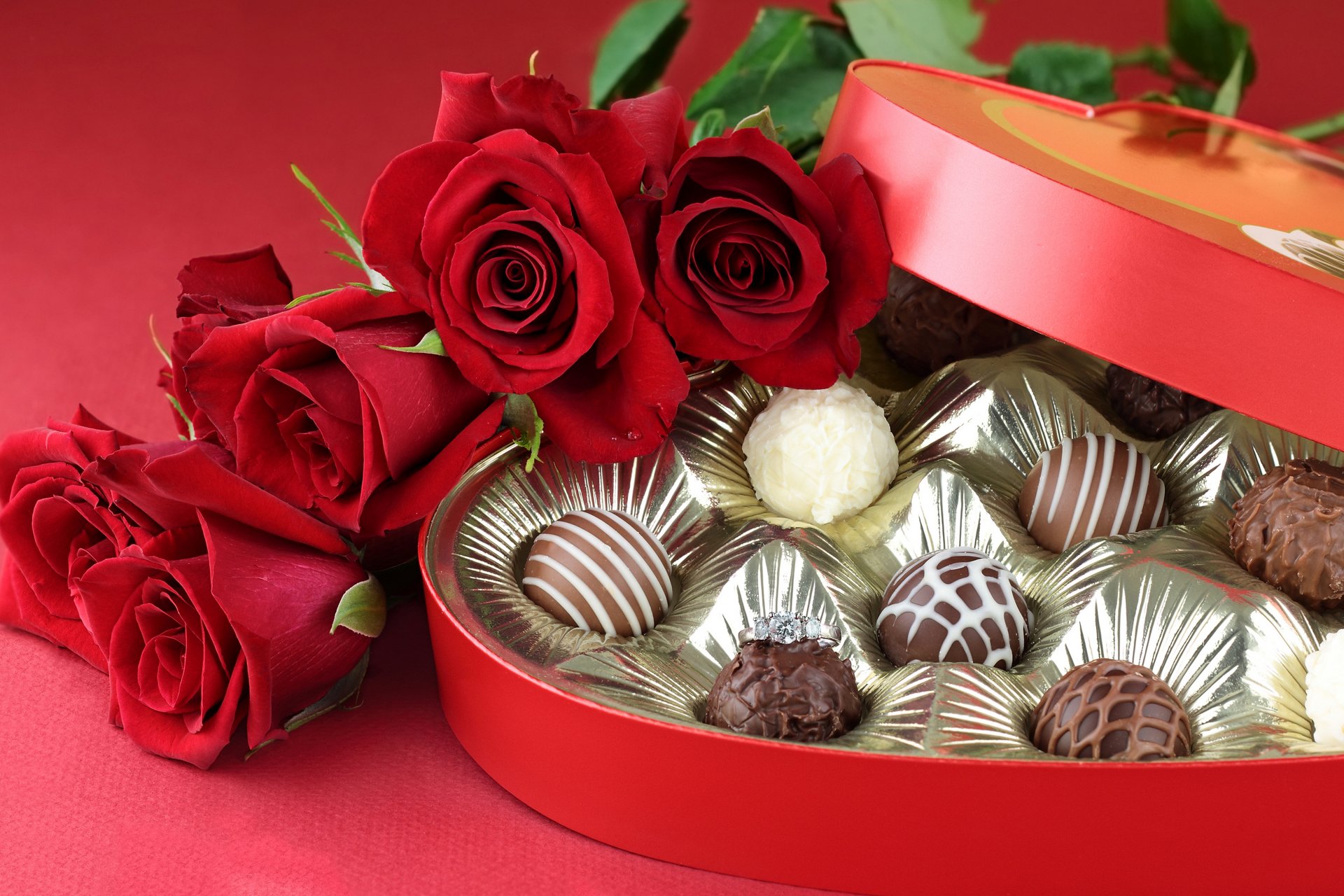 surprenant beauté bouquet bonbons chocolat couleurs sensa mince chute élégamment février 14 fleur fleurs grand harmonie loisirs amour mignon nice photo photographie jolie rouge roses rouges romans d amour romantique rose roses natures mortes