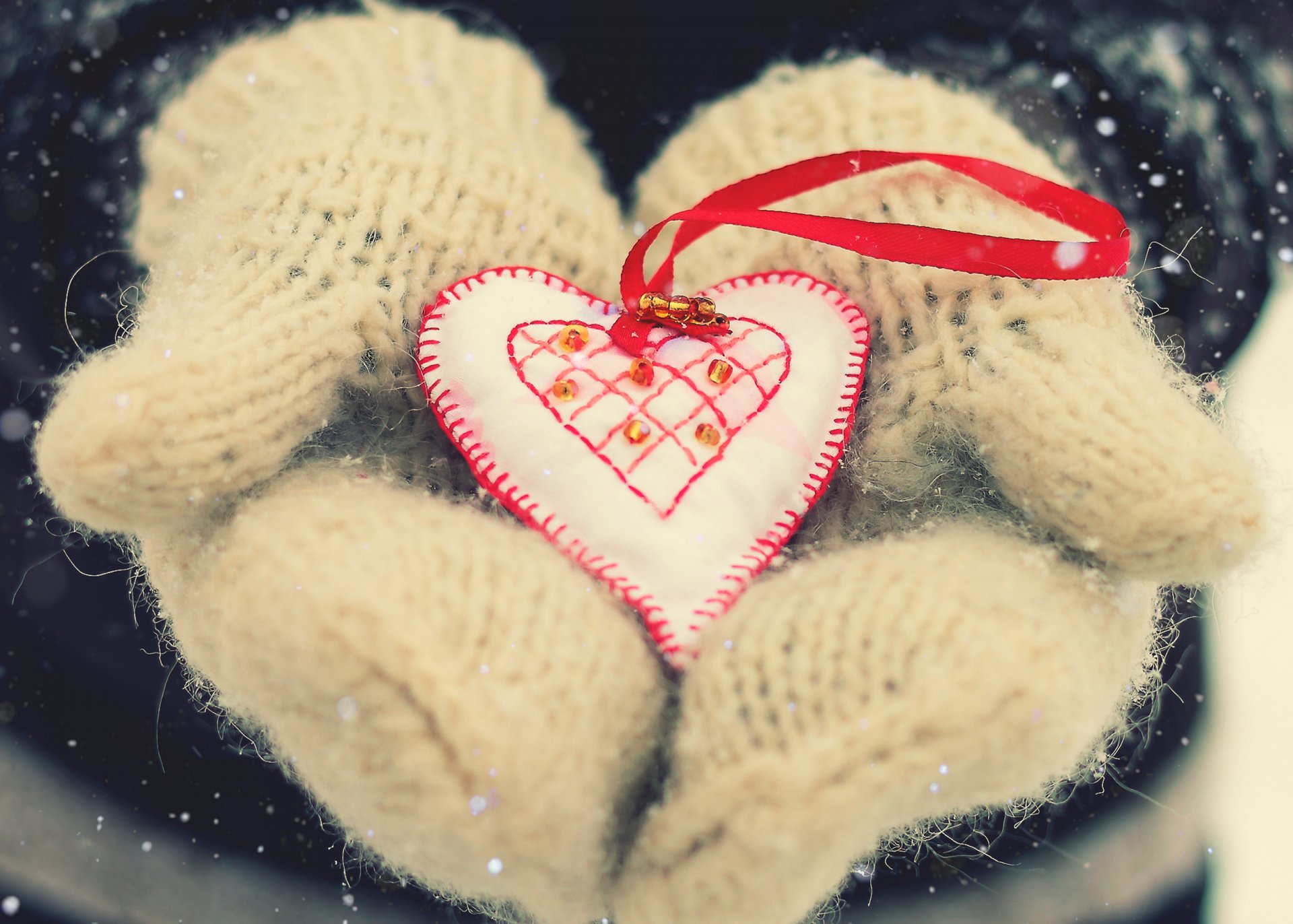 valentinstag liebe herz schnee winterurlaub handschuhe