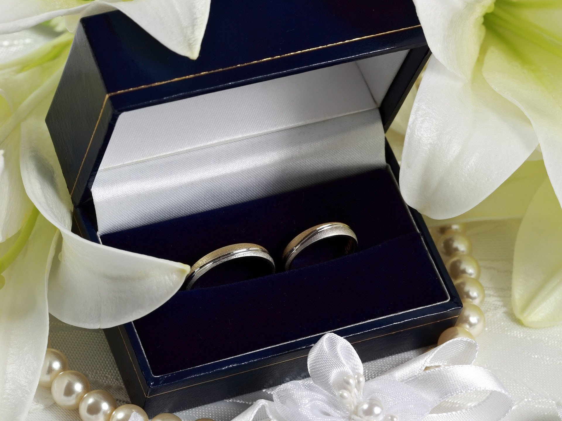 hochzeit ringe box blumen blütenblätter schmuck