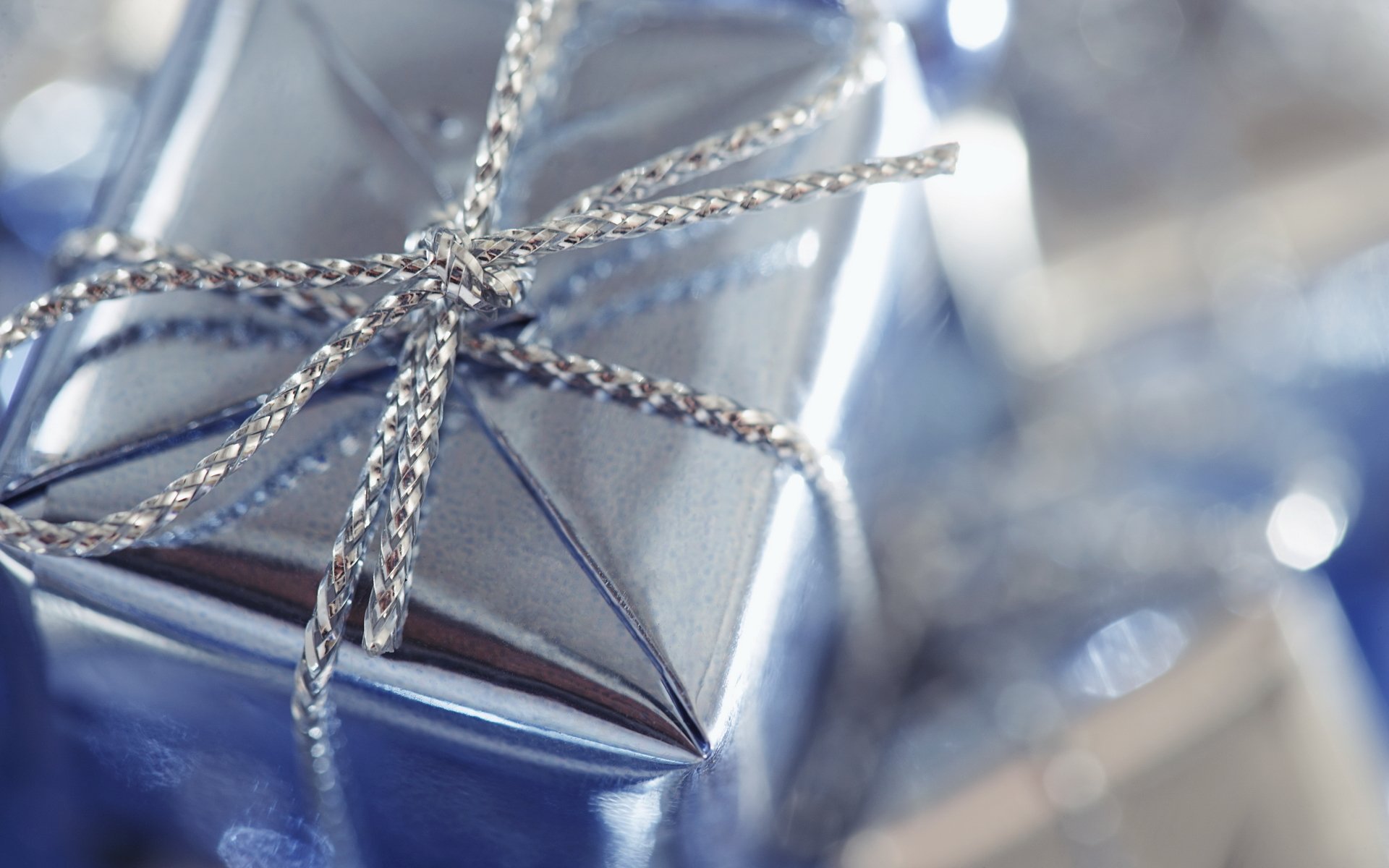 feiertag geschenk box blau verpackung verpackung silber zopf weben bogen knoten blendung makro