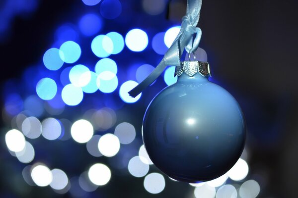 Kugel mit Band auf Bokeh-Hintergrund