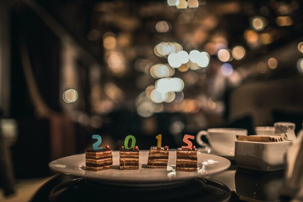 Rebanadas de pastel con velas en un plato