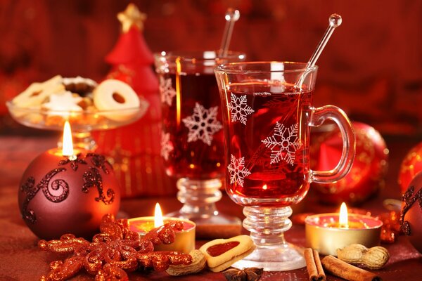 Mulled wine with cinnamon and cookies