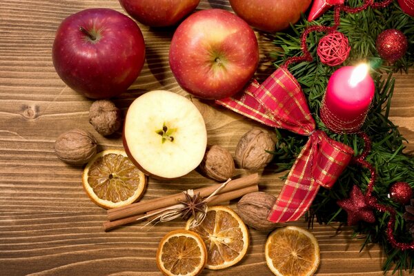 Décorations de Noël avec des pommes et des noix