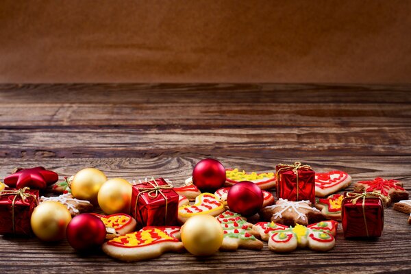 Decoraciones navideñas sobre fondo de madera