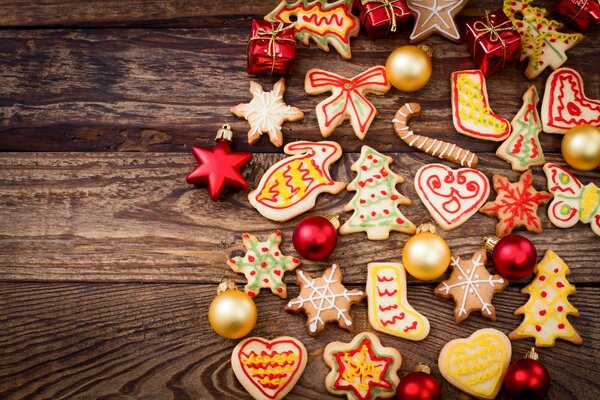 Lebkuchen auf einem hölzernen Hintergrund