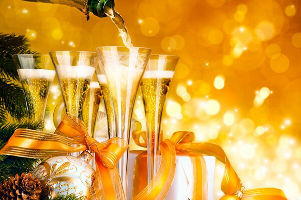 Новый год с друзьями и семьёй с шампанским, подарками, ёлкой