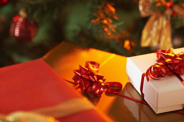 Humeur du nouvel an avec des cadeaux et un arbre de Noël