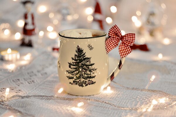 Belle tasse de Noël avec un arc rouge