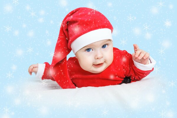Boże Narodzenie i Nowy Rok: dziecko w czapce Świętego Mikołaja