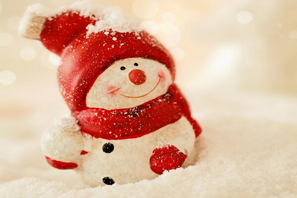 Muñeco de nieve alegre con bufanda roja y gorra roja