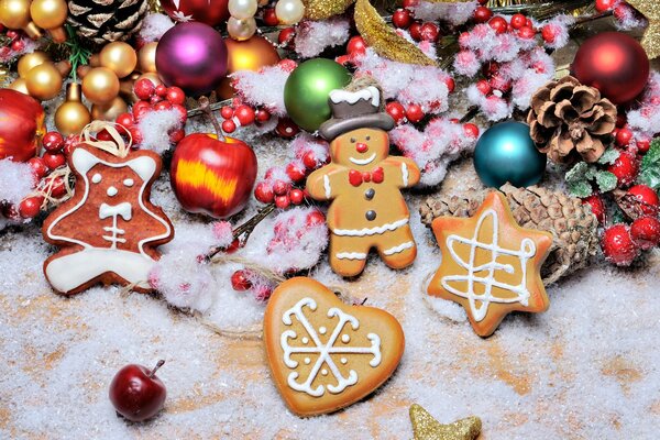 Pan de jengibre, bolas y conos para decorar el árbol de Navidad