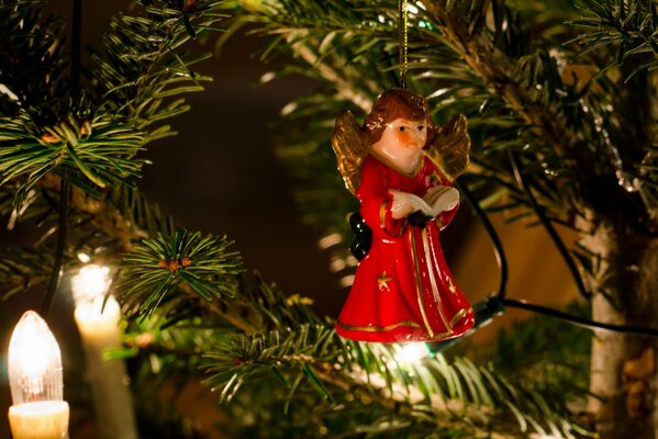 Ángel de juguete en el árbol de Navidad