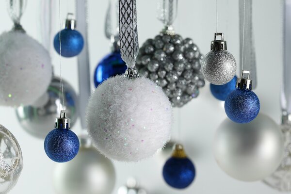 Fond d écran de Noël avec des boules pendantes