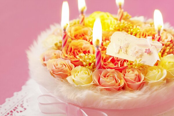 Kuchen mit Kerzen zum romantischen Abendessen