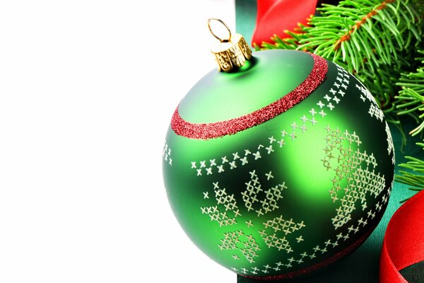 Bola verde con patrón colgando en el árbol de Navidad