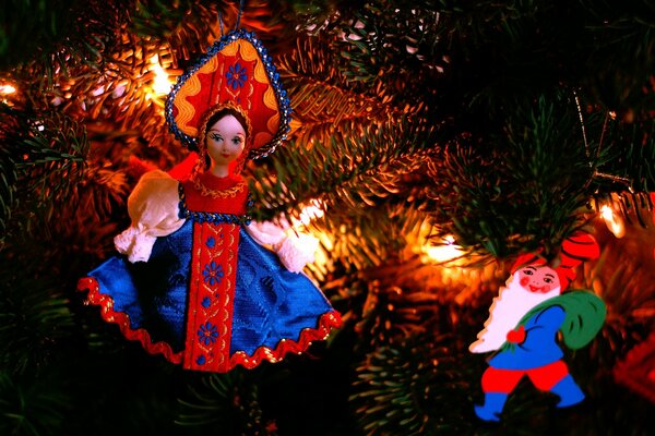 Año nuevo y Navidad: juguete en vestido de verano y kokoshnik en el árbol de Navidad