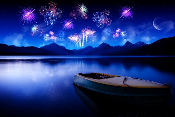 Nachtlandschaft mit Boot auf dem Wasser vor dem Hintergrund der Berge mit der Reflexion von Feuerwerk im See und dem Mond am Himmel