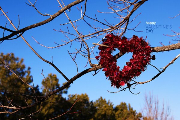 Coeur de fleurs rouges sur bois