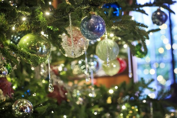 Weihnachtskugeln und Eiszapfen auf einem Tannenzweig