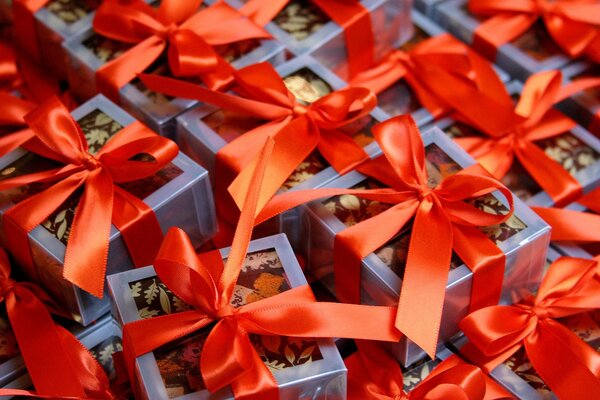 Blaue Geschenkboxen mit roten Fliegen