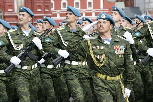 Desfile de las tropas aerotransportadas en la Plaza roja de Rusia