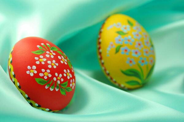 Huevos de Pascua pintados yacen en un mantel