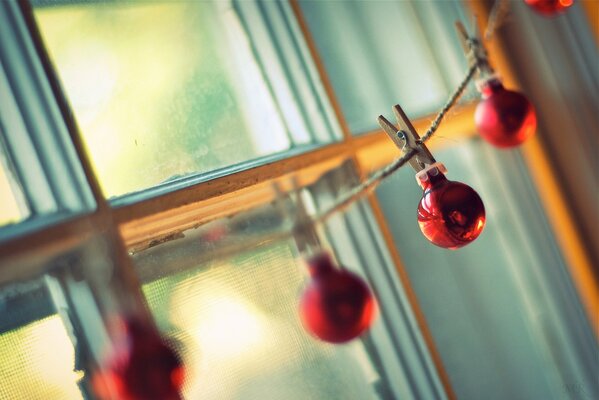Boules de Noël. Guirlande sur la fenêtre