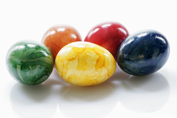 Huevos de Pascua multicolores sobre fondo blanco