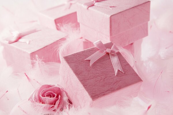 Delikatnie różowe pudełka dla bliskich