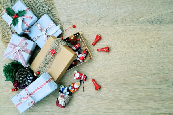 Cajas de regalo, una de ellas con figuras de Navidad