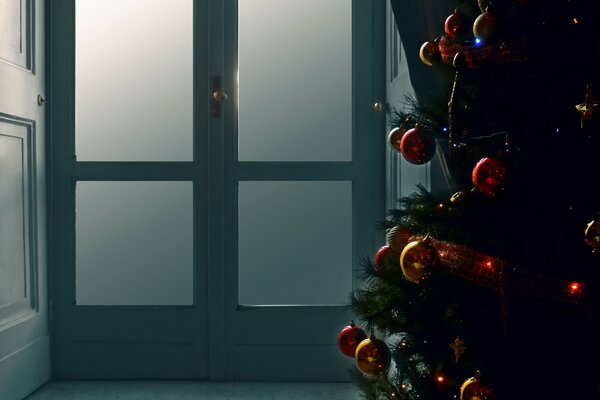 Un árbol de Navidad brillantemente vestido con juguetes sobre un fondo tenue