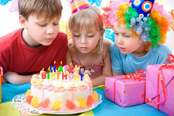 Kleine Kinder haben einen von ihnen Geburtstag