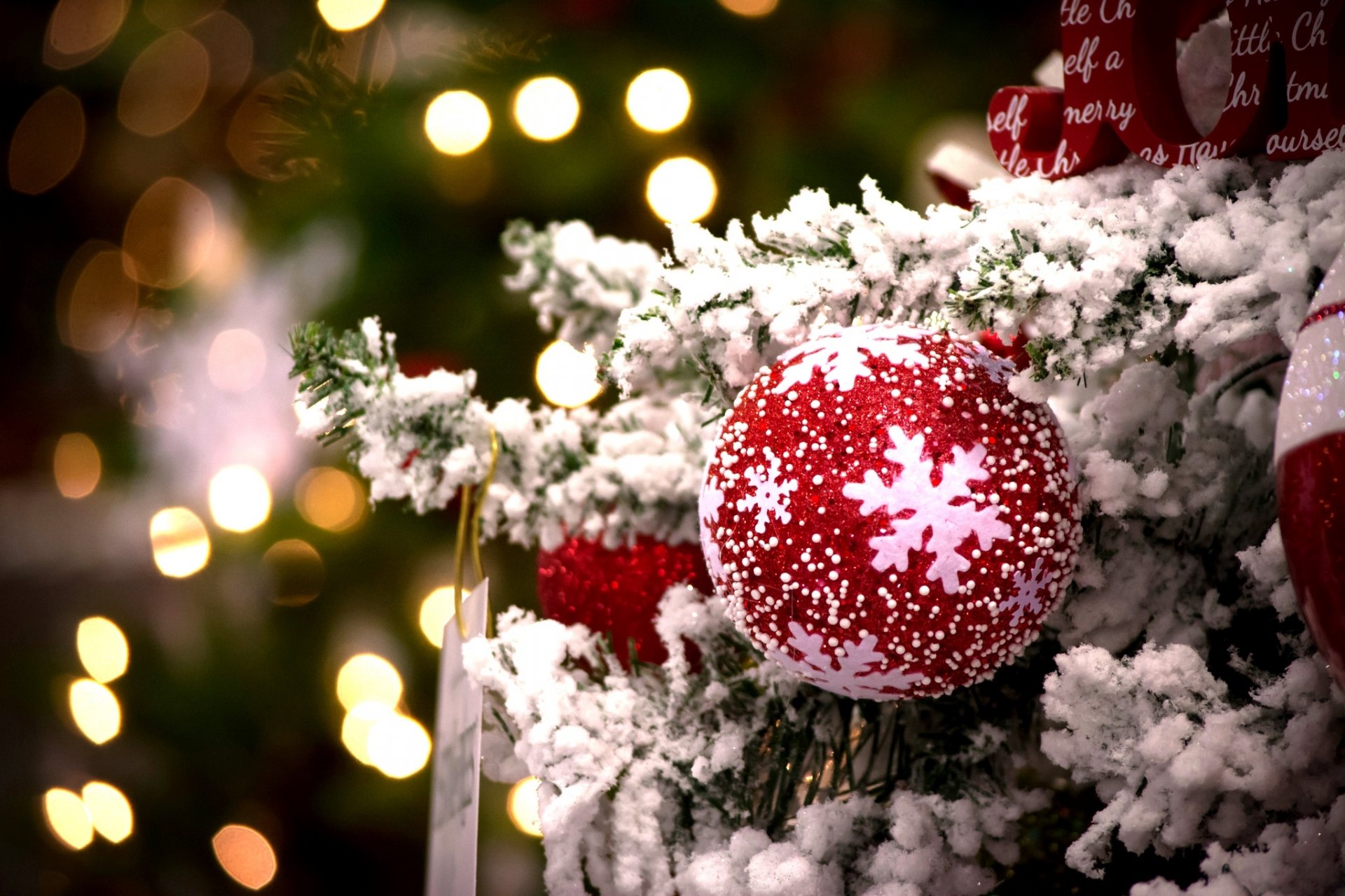 palla rosso fiocco di neve giocattolo albero di natale albero di natale bokeh luci inverno vacanze nuovo anno natale