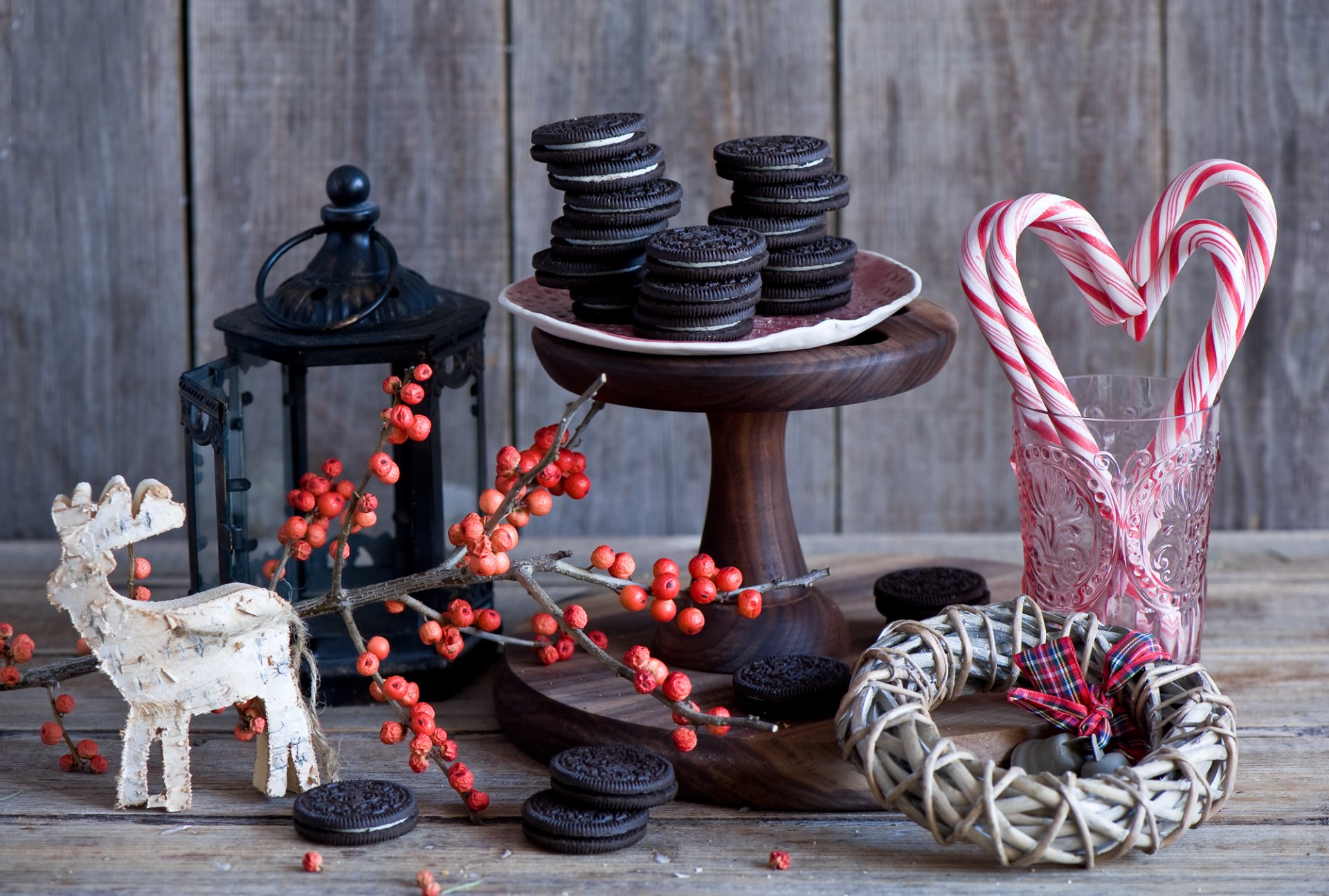 galletas chocolate postre dulces piruletas invierno naturaleza muerta corona rama bayas candelabro tablero vacaciones año nuevo navidad