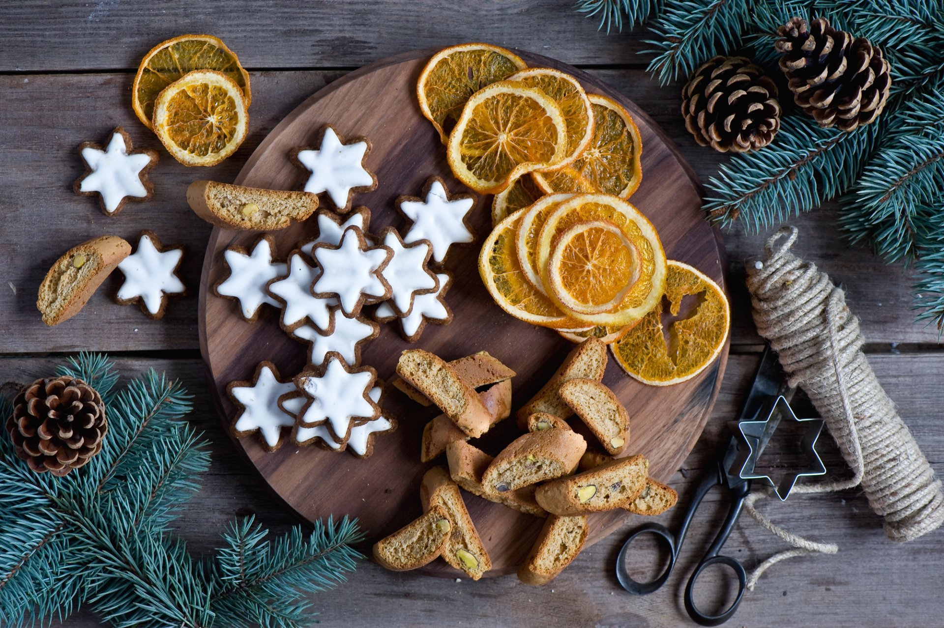 galletas año nuevo estrellas glaseado naranjas vacaciones conos ramas abeto año nuevo navidad