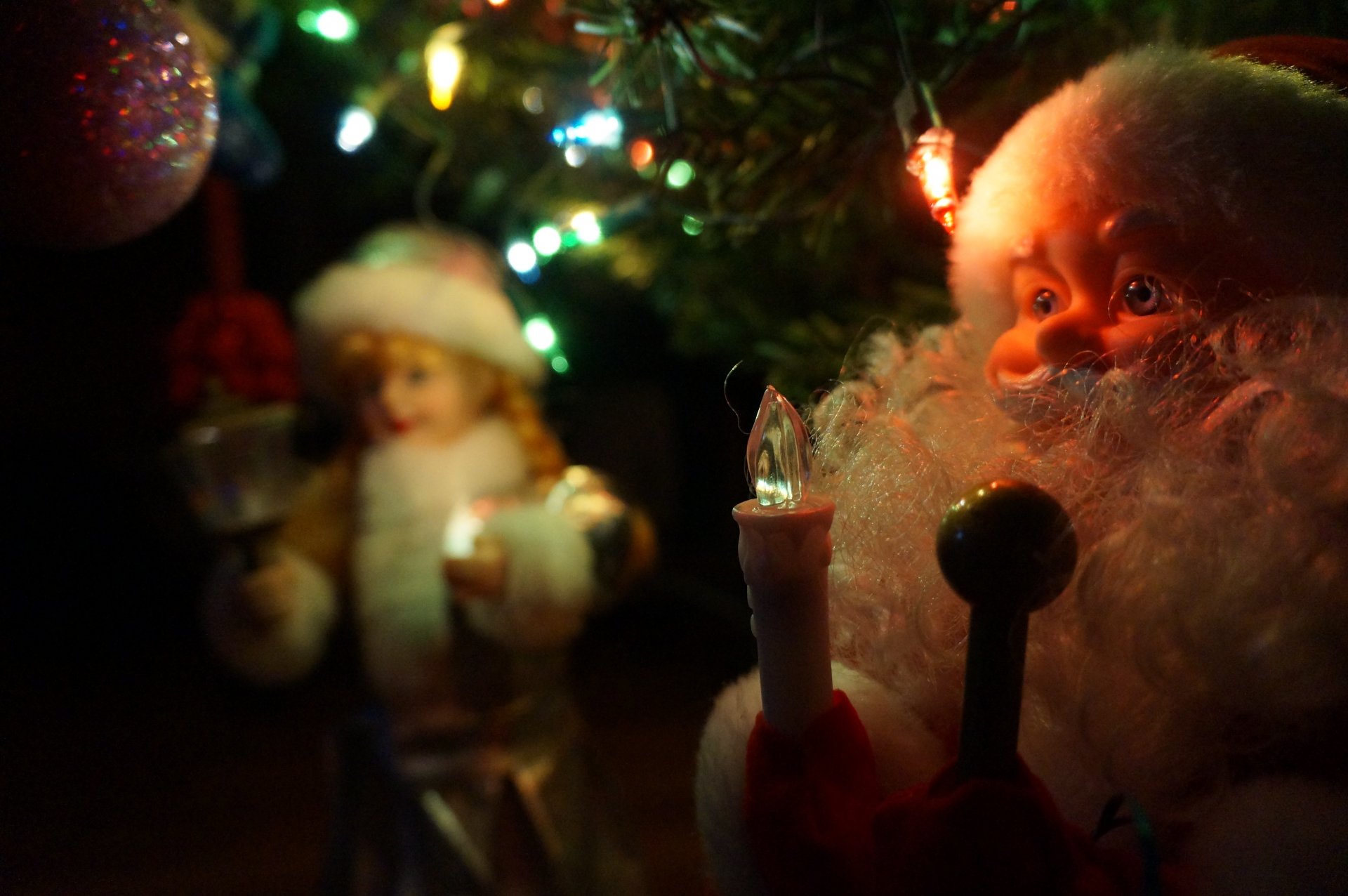 año nuevo árbol de navidad juguetes bombillas macro papá noel doncella de nieve barba