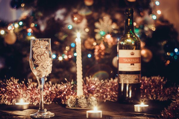 Copas de vino en el fondo del árbol de Navidad y decoraciones